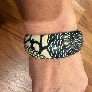 Elegant Black and Cream Bangle Bracelet